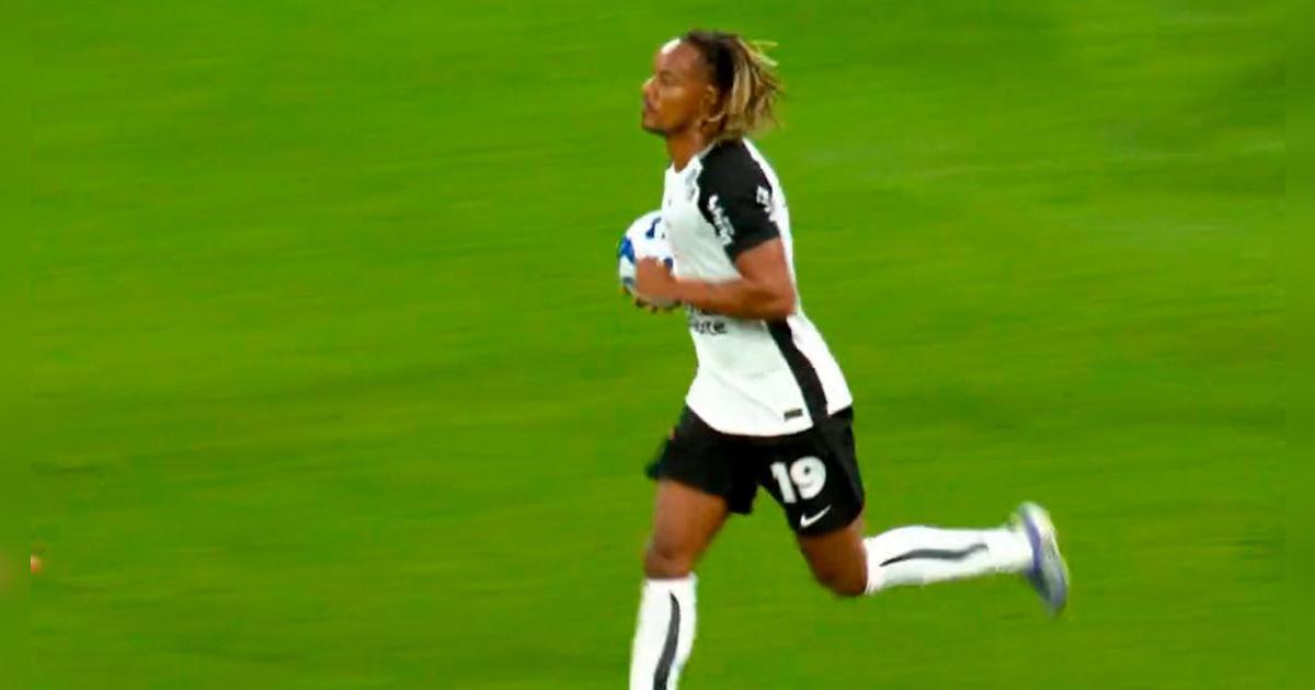 ¡Locura! André Carrillo marcó gol agónico a los 93' para empate de Corinthians 