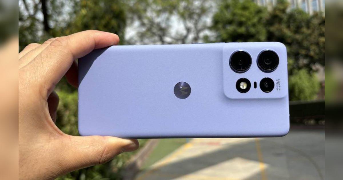 Este gama alta de Motorola es una JOYA y supera en todo al iPhone 15 Pro: tiene 512GB y carga al 100% en 8 minutos