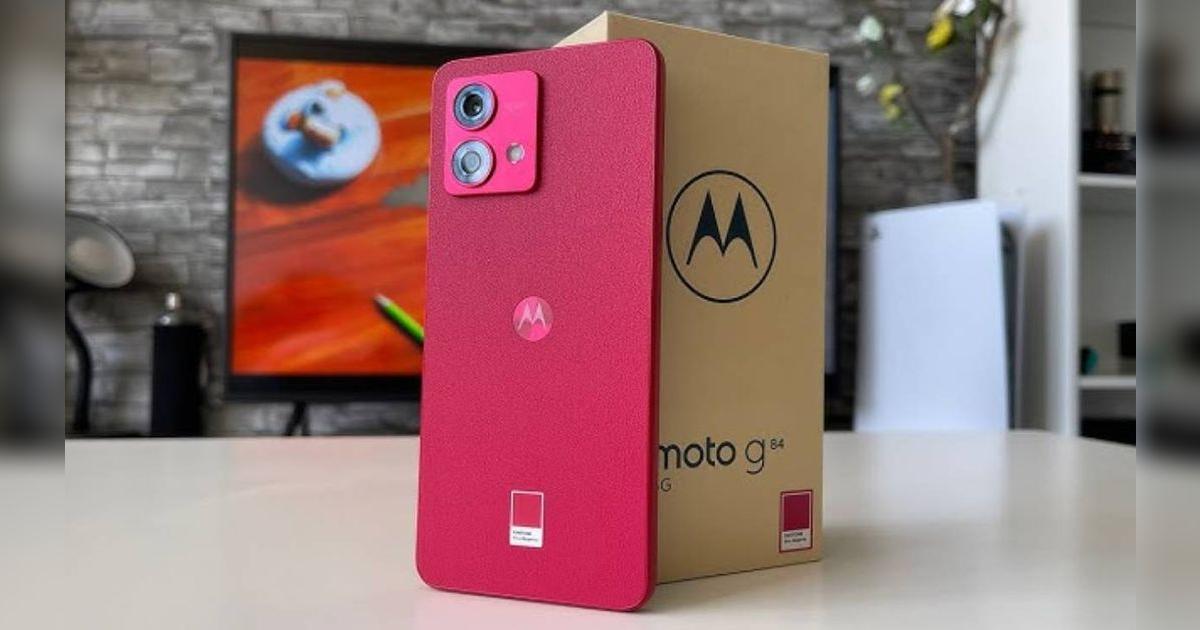 Este Motorola de cuero no solo tiene pantalla OLED, llega con 12GB de RAM, 5000 mAh y procesador GAMER