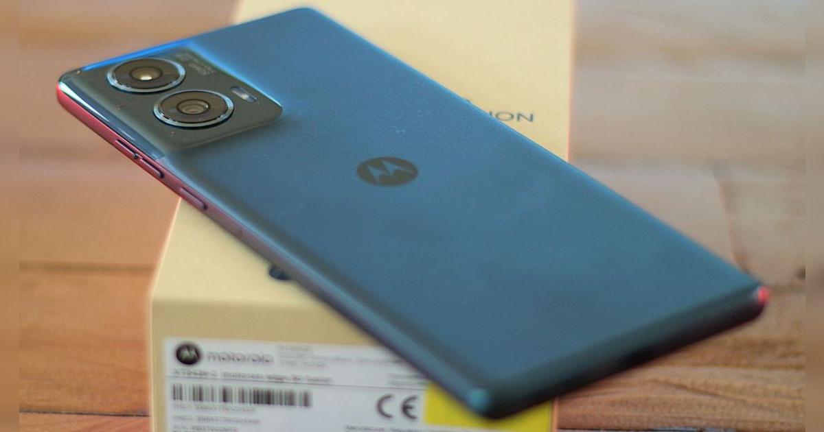 Está hecho en CUERO, pantalla curva POLED y su batería carga en 45 minutos: ¿Cuánto vale este Motorola en 2025?