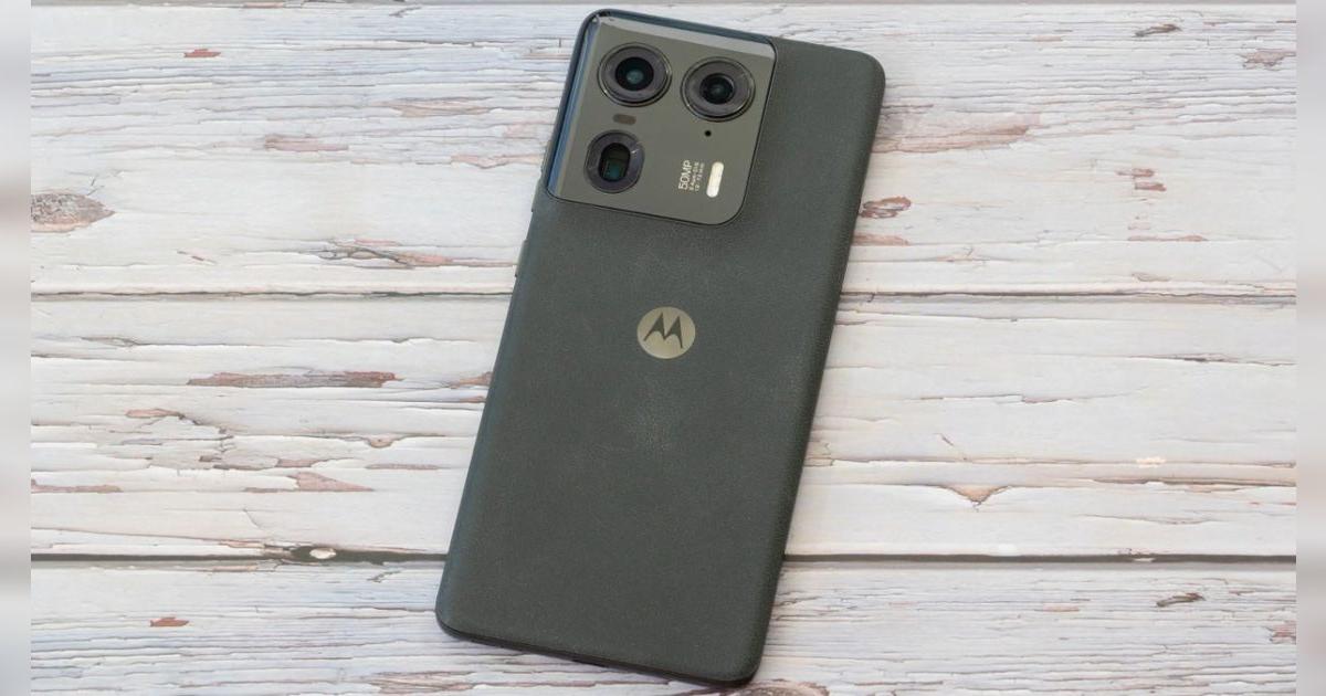 Este Motorola PREMIUM más barato que el iPhone 16 y mejor con pantalla de 144Hz, RAM de 16GB y carga en 15 minutos