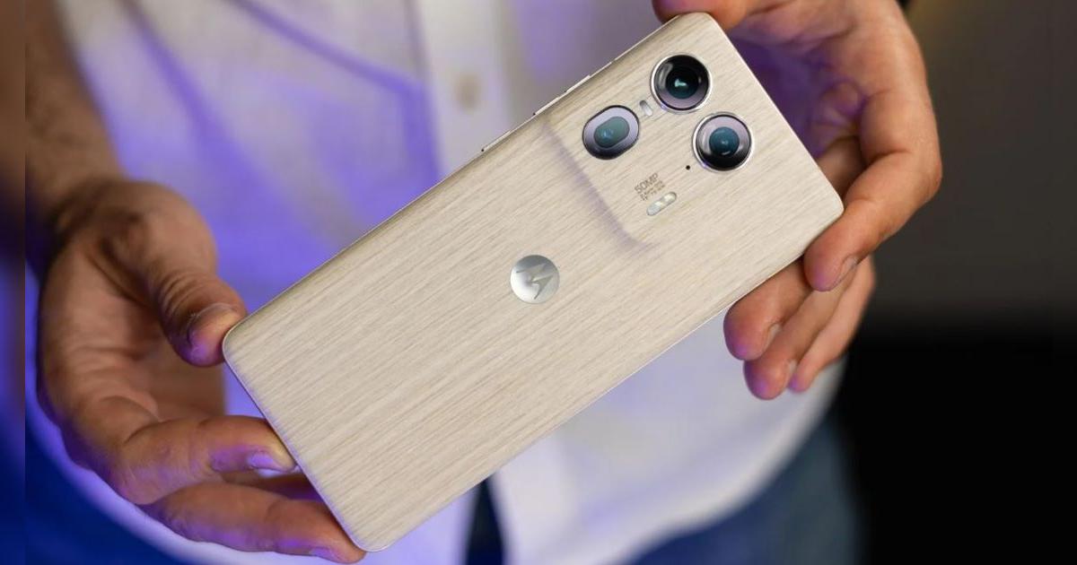 El Motorola hecho en MADERA, cámaras profesionales y potente procesador gamer mejor que el Samsung S24 Plus