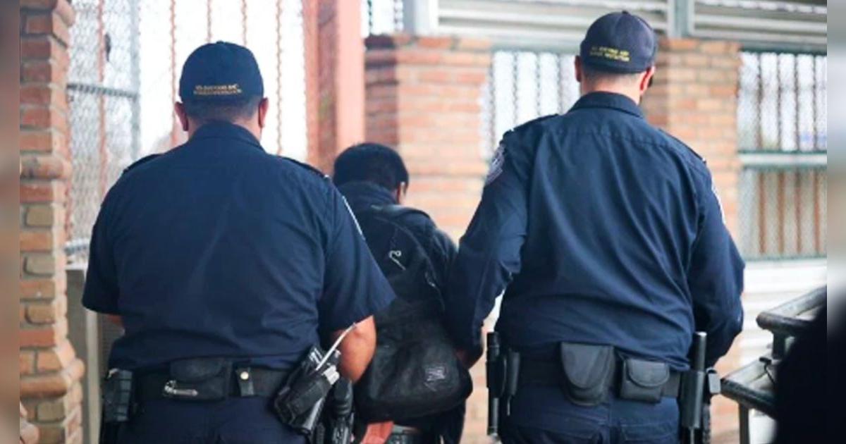 Ojo, inmigrantes | Oficiales de CBP arrestan a fugitivo por agresión a menor en este estado