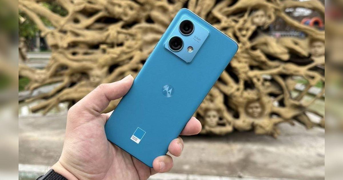 Olvídate del iPhone 16e | Este Motorola de cuero tiene pantalla con 144Hz, 12GB de RAM, cámaras 4K y cuesta 150 dólares