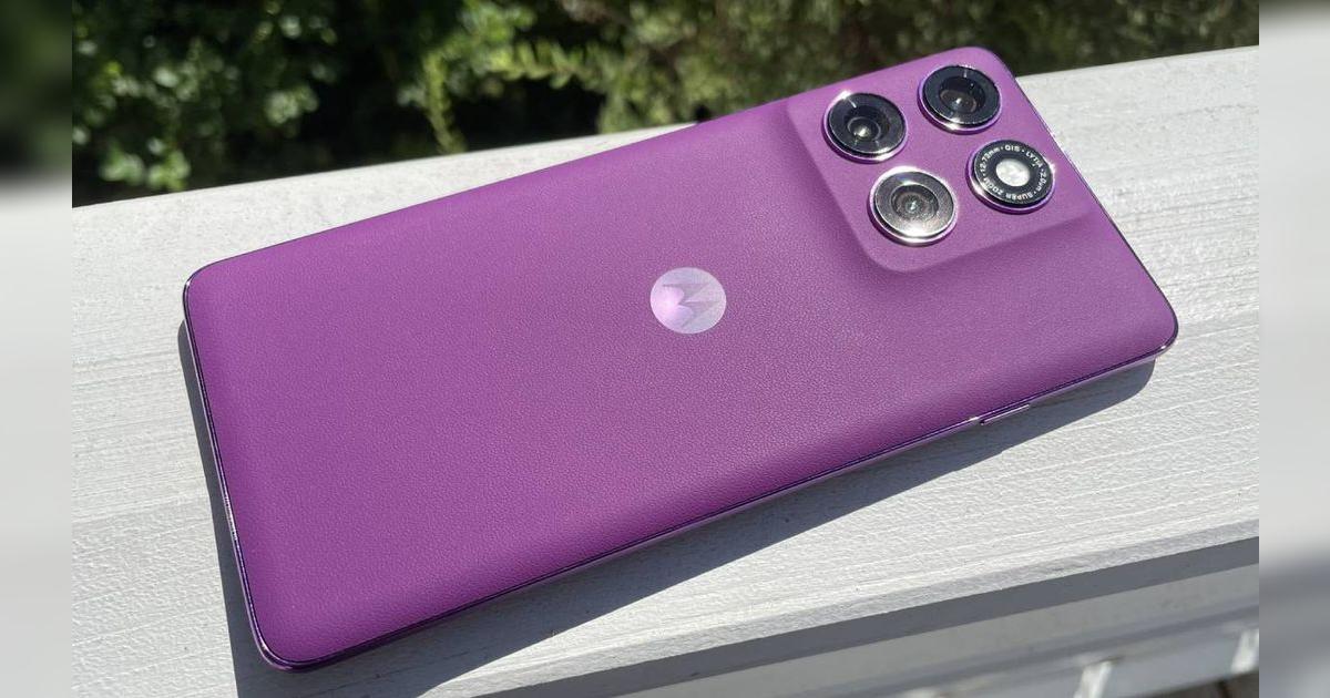 Este Motorola tiene diseño TOP, 6000 mAh de batería y cámaras 4K con Inteligencia Artificial: supera al iPhone 16