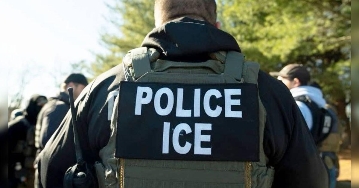 Oficiales del ICE detienen a una mujer en las afueras del Tribunal de Violencia Doméstica en Chicago