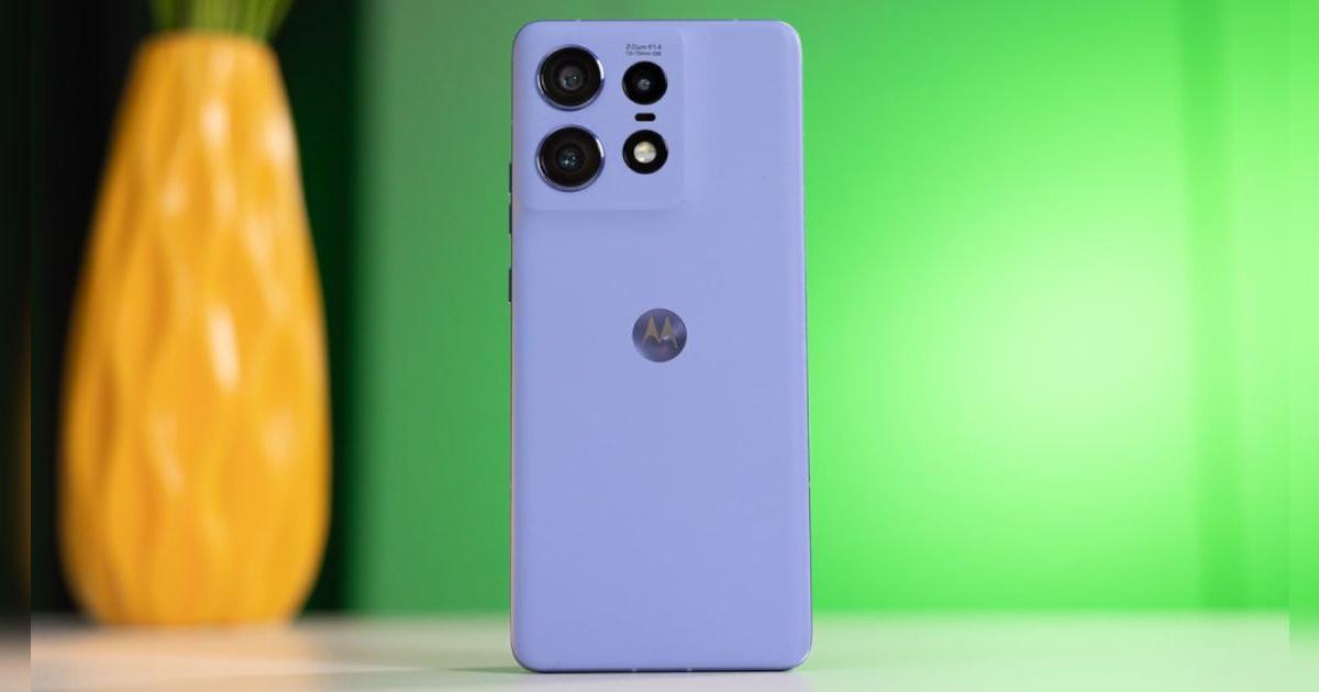 Este Motorola opaca al Samsung S24 Fe: carga en 15 minutos, tiene 3 cámaras potentes y pantalla envolvente