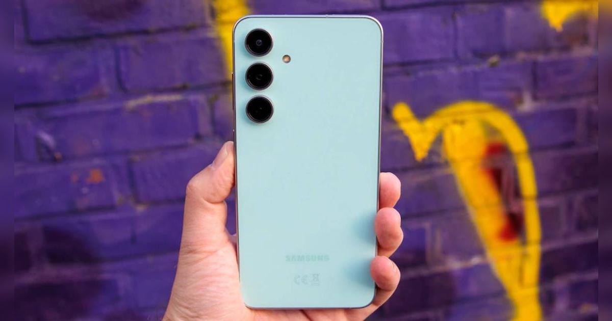 ¿Por qué comprar el Galaxy A56, si este teléfono de gama alta de Samsung es mucho más potente y cuesta lo mismo?