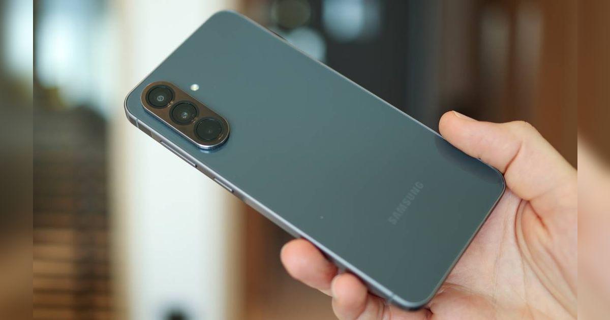 Es uno de los mejores teléfonos que ha lanzado Samsung este 2025 y su precio ha bajado al mínimo