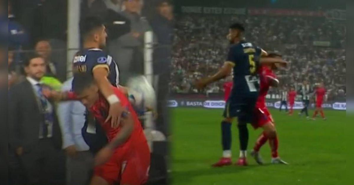 La absurda expulsión de Carlos Zambrano: golpeó a Charles Aránguiz, figura de la U de Chile