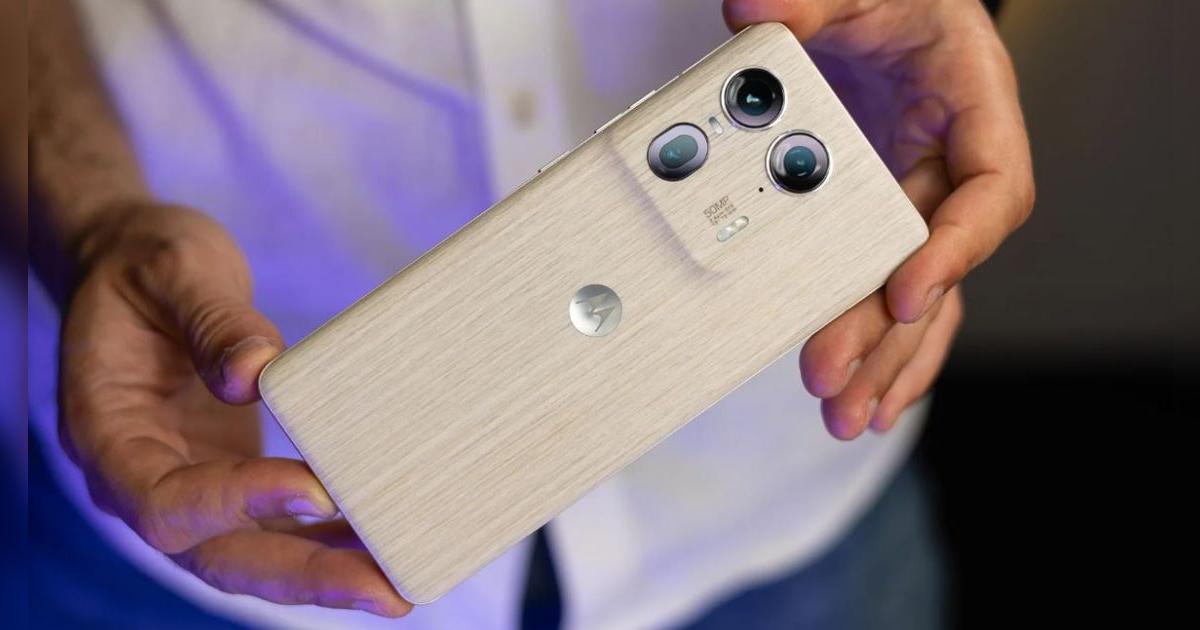 Este Motorola de MADERA es superior al iPhone 17 en 3 cosas: pantalla de 144Hz, 16GB RAM y carga en 15 minutos