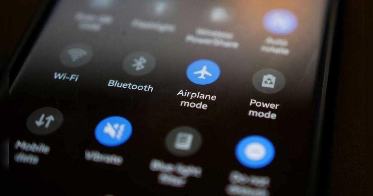 Activar el modo avión al cargar tu celular puede ahorrarte mucho dinero: para qué sirve y cómo hacerlo en pocos pasos