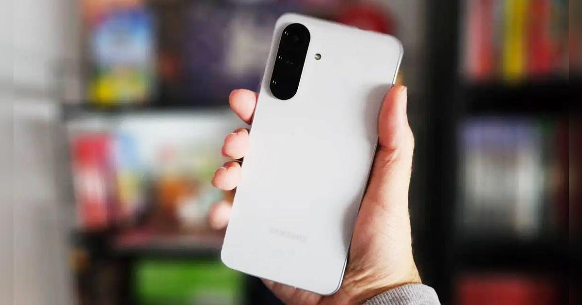 Olvídate del iPhone 17 | Este Samsung es igual de potente con cámaras con IA, procesador de alto rendimiento y cuesta la mitad