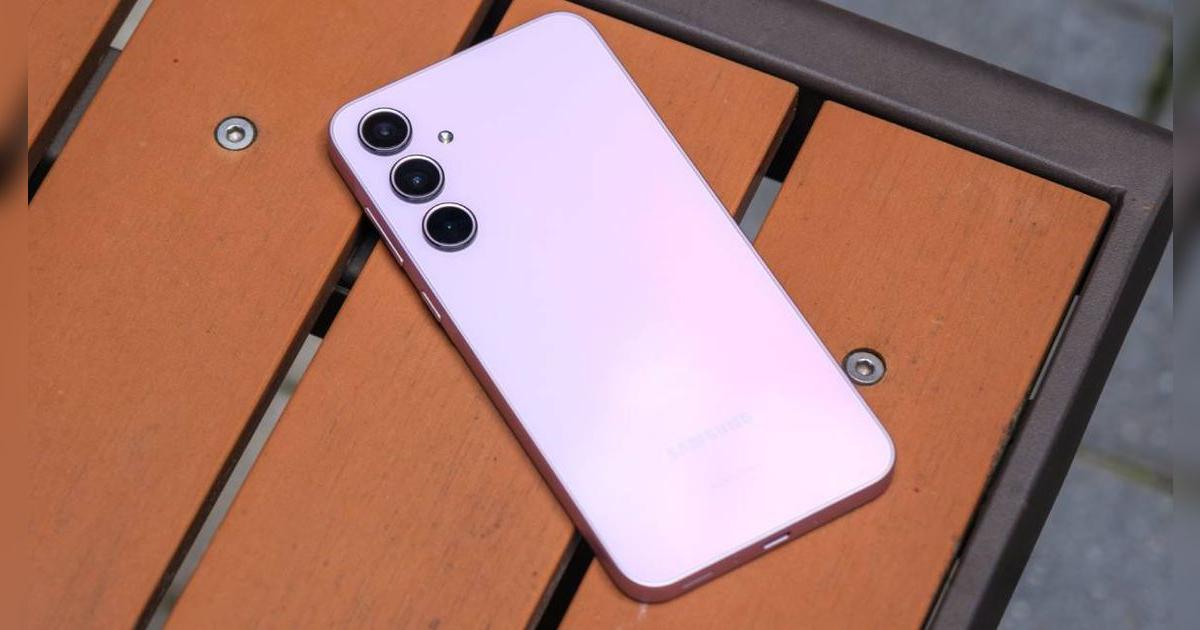 Con 200 dólares puedes comprar este Samsung que tiene cámara 4K, funciones con IA, 256GB y pantalla FullHD+