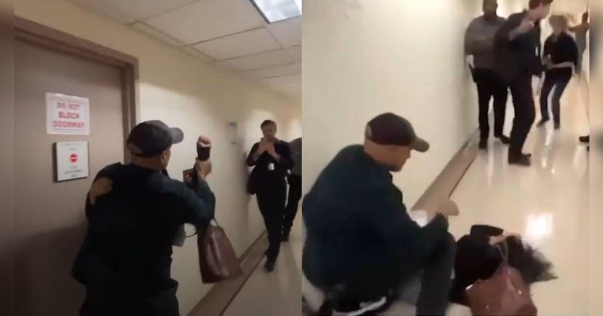 ¡Atención! Agente de ICE tira al suelo a mujer hispana, le cuesta el puesto y es destituido de la institución: mira el video