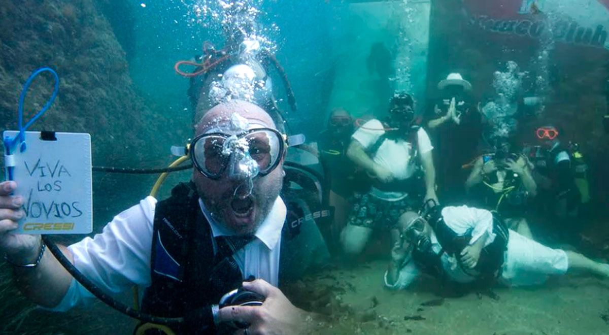 Novios pasan una extravagante boda submarina y las fotografías se vuelven virales
