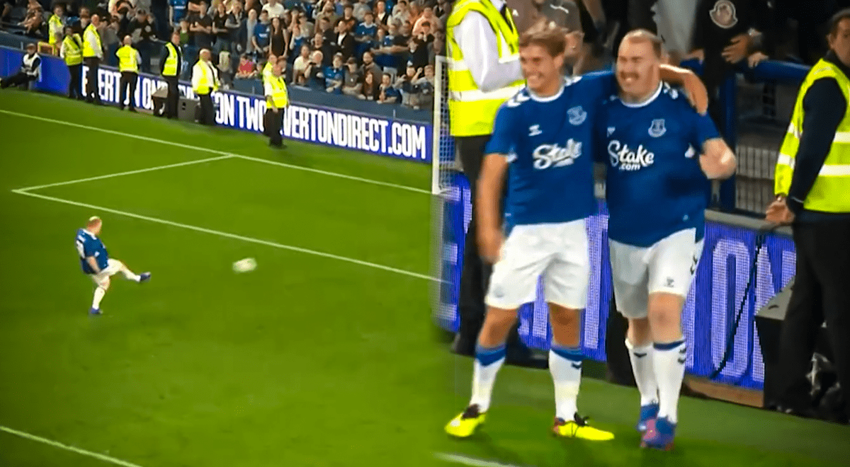 Hincha de Everton anotó de penal ante Dinamo Kiev y fue ovacionado por todo el estadio