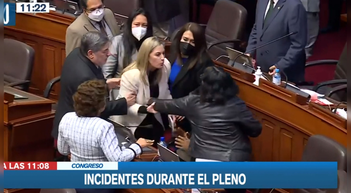 María del Carmen Alva fue captada jaloneando a 'Chabelita' Cortez en el Congreso