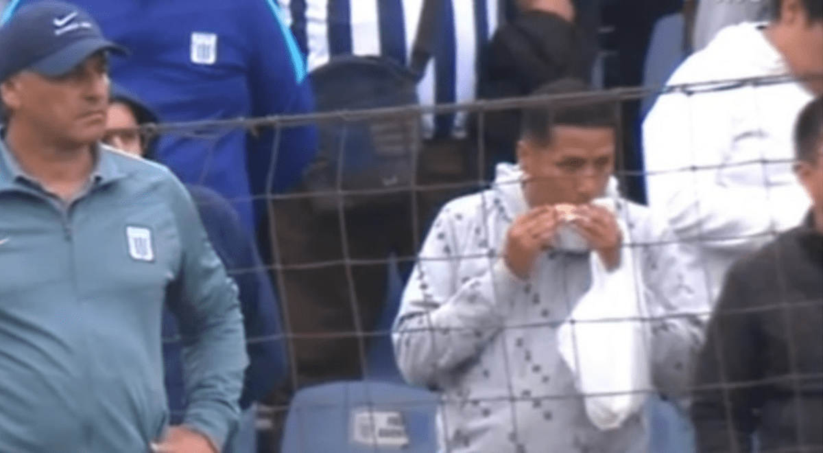 Hincha de Alianza Lima fue captado comiendo su choclo tras gol de Universitario