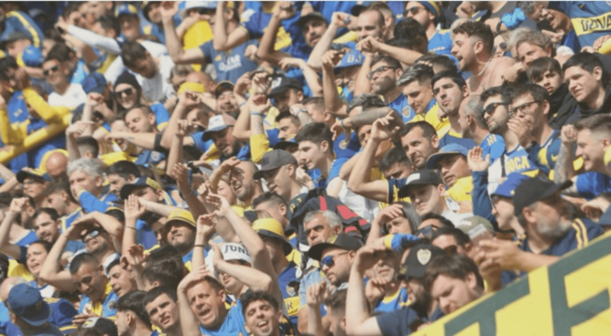 The superclásico heats up! Ovation for Rossi and booing for River Plate at La Bombonera.