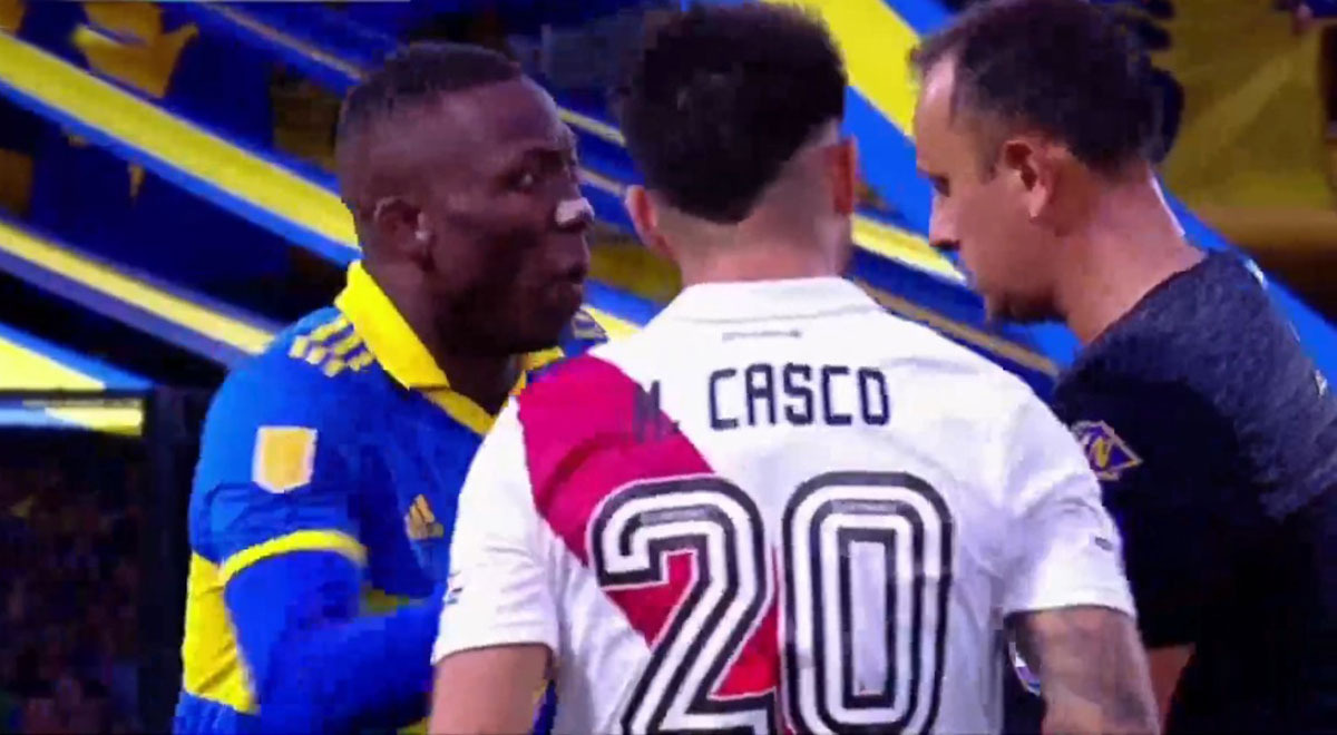 Advíncula le bajó la mano a Casco frente al árbitro y recibió tarjeta amarilla