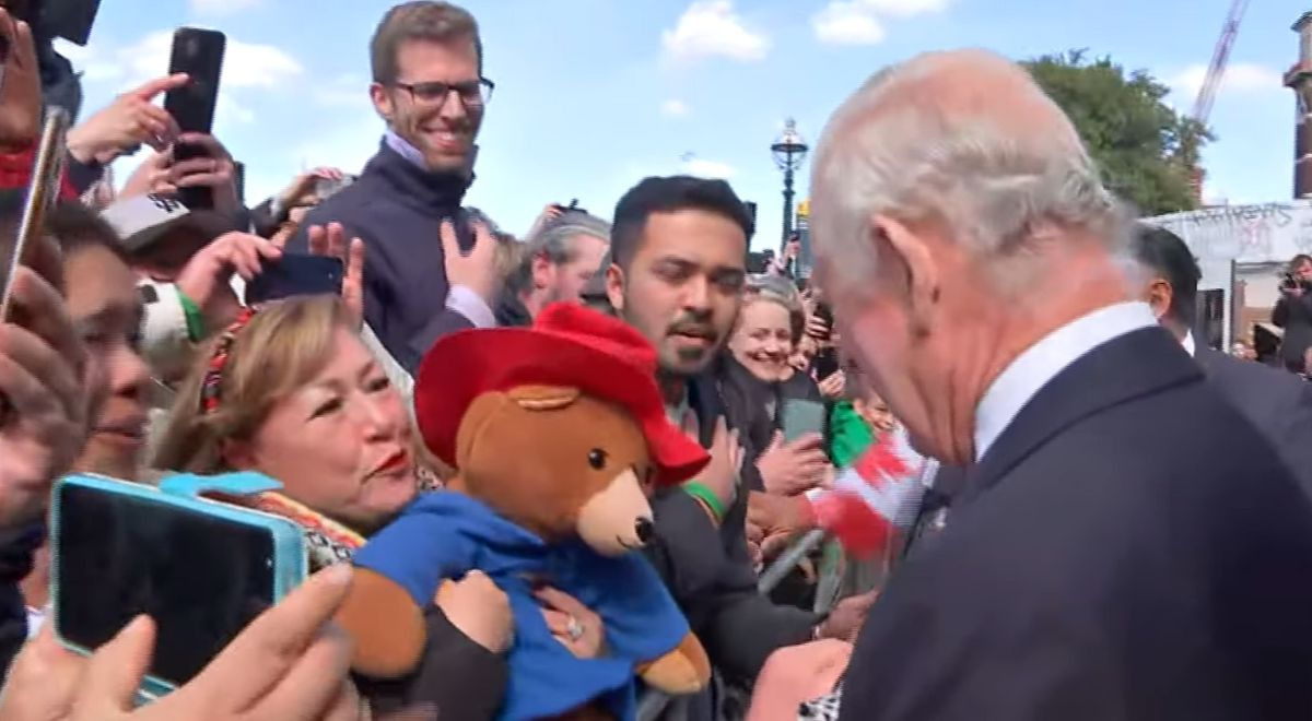 Rey Carlos III le dice a peruana con oso Paddington: 