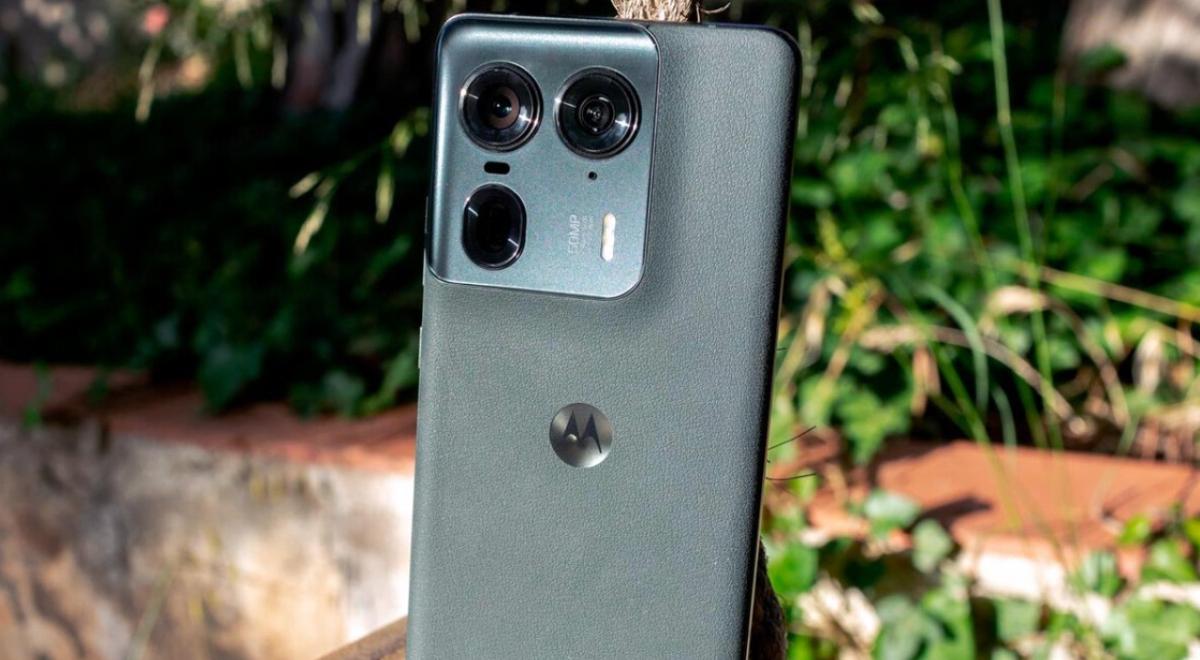 El Samsung S25 Ultra no podrá con el nuevo Motorola ULTRA que lo supera en pantalla, batería y precio reducido