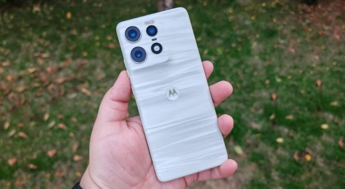 Este Motorola TOP 'humilla' al iPhone 17 Pro con su procesador GAMER y carga de 125W: 100% de batería en 8 minutos