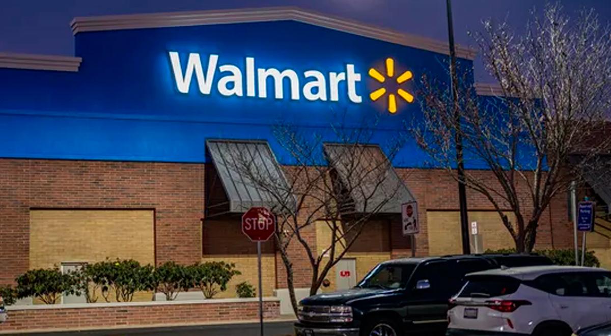 ¡Insólito! Hombre desnudo persigue a empleados de Walmart en Florida y termina arrestado