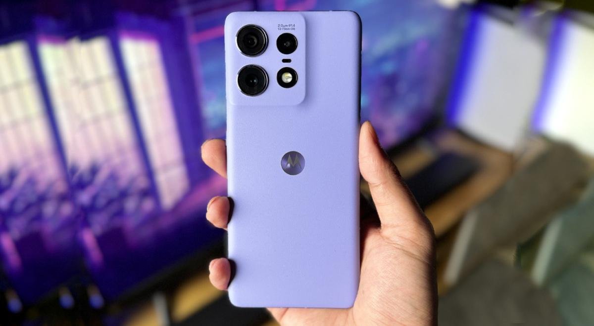 Este Motorola acuático no solo carga en 8 minutos: tiene 512GB, chip Snapdragon, triple cámara 4K y es BARATO