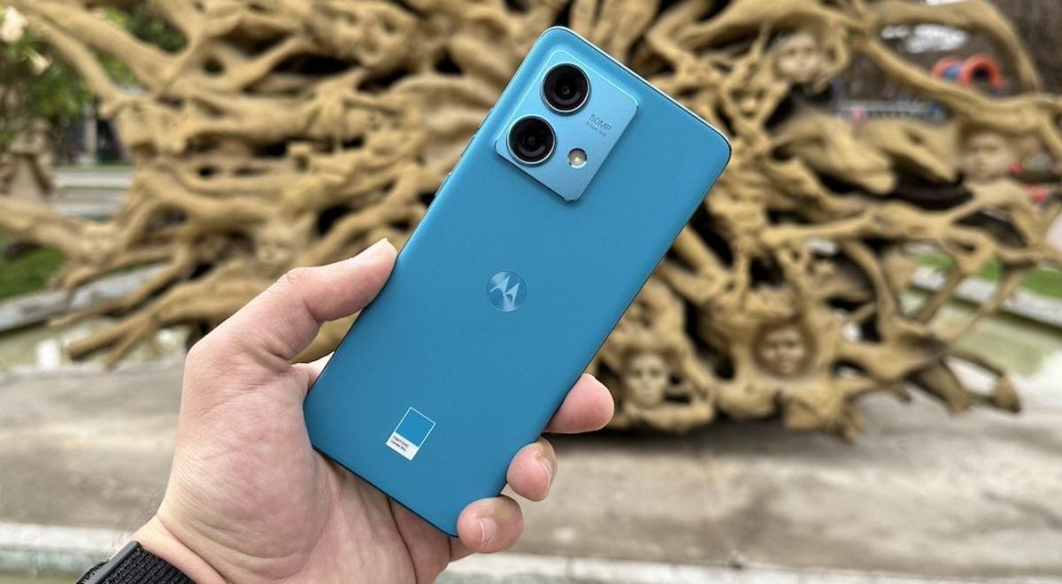 Este Motorola de cuero no solo soporta agua: tiene pantalla ultra fluida, carga rápida y 5 años de actualizaciones