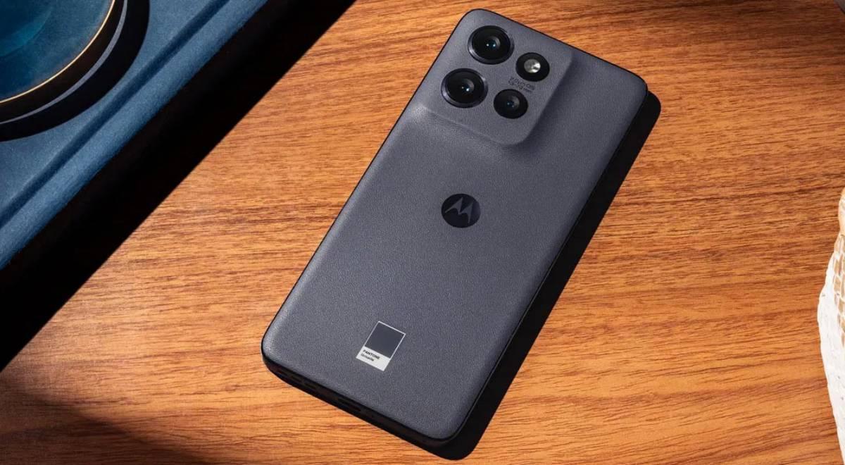 ¿Por qué gastar tanto dinero en un iPhone 17 si este Motorola de cuero lo supera en todo y es mucho más barato?