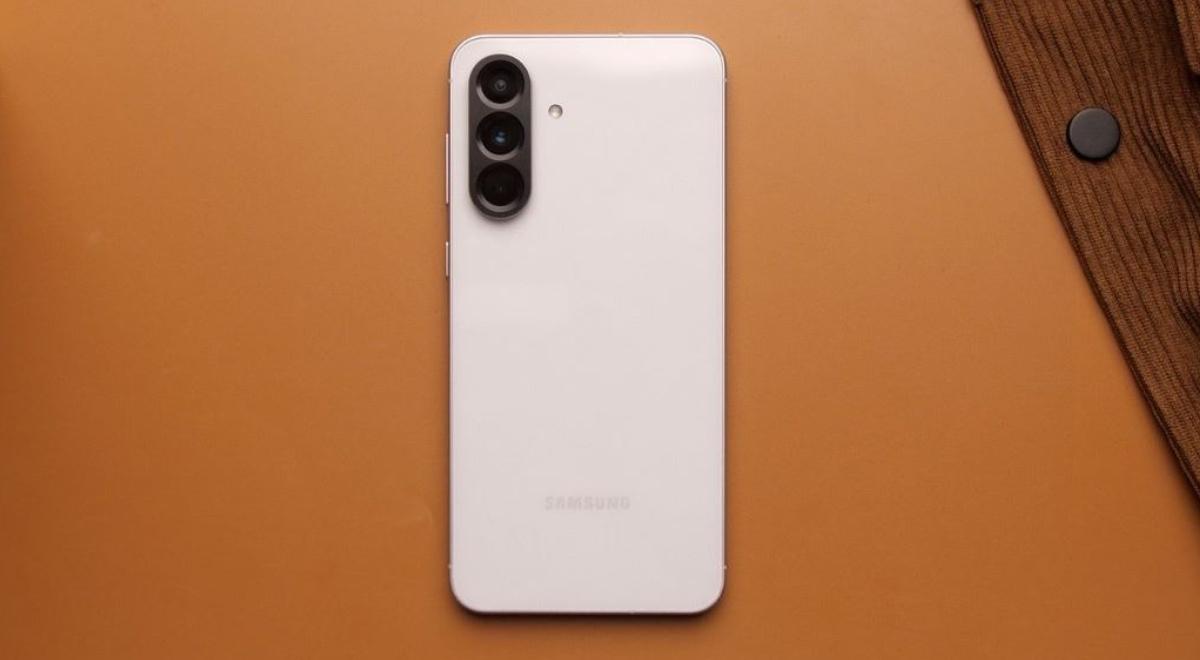 Samsung lo hizo con este gama media que destroza a Xiaomi: triple cámara, chip gamer y mucha IA