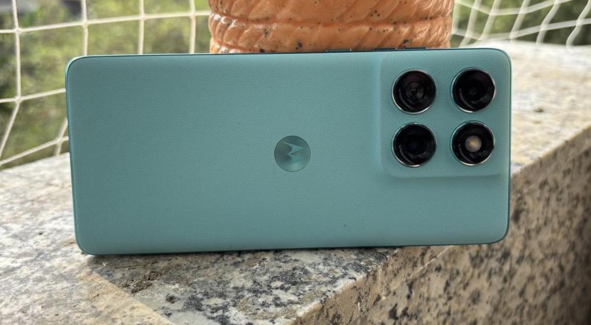 Este Motorola curvo es mejor que Samsung y cuesta menos: pantalla POLED, buen procesador y gran carga rápida