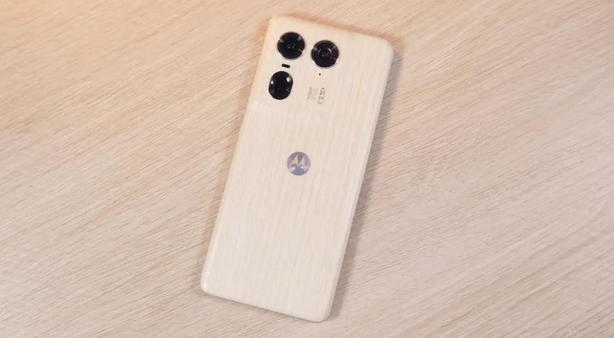 Nadie supera a este Motorola con diseño premium de MADERA: chip Snapdragon 8 y carga en 15 minutos