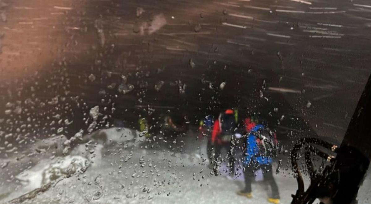 PELIGRO MORTAL en Estados Unidos: Más de 20 personas quedaron atrapadas en la cima de una montaña por el frío extremo