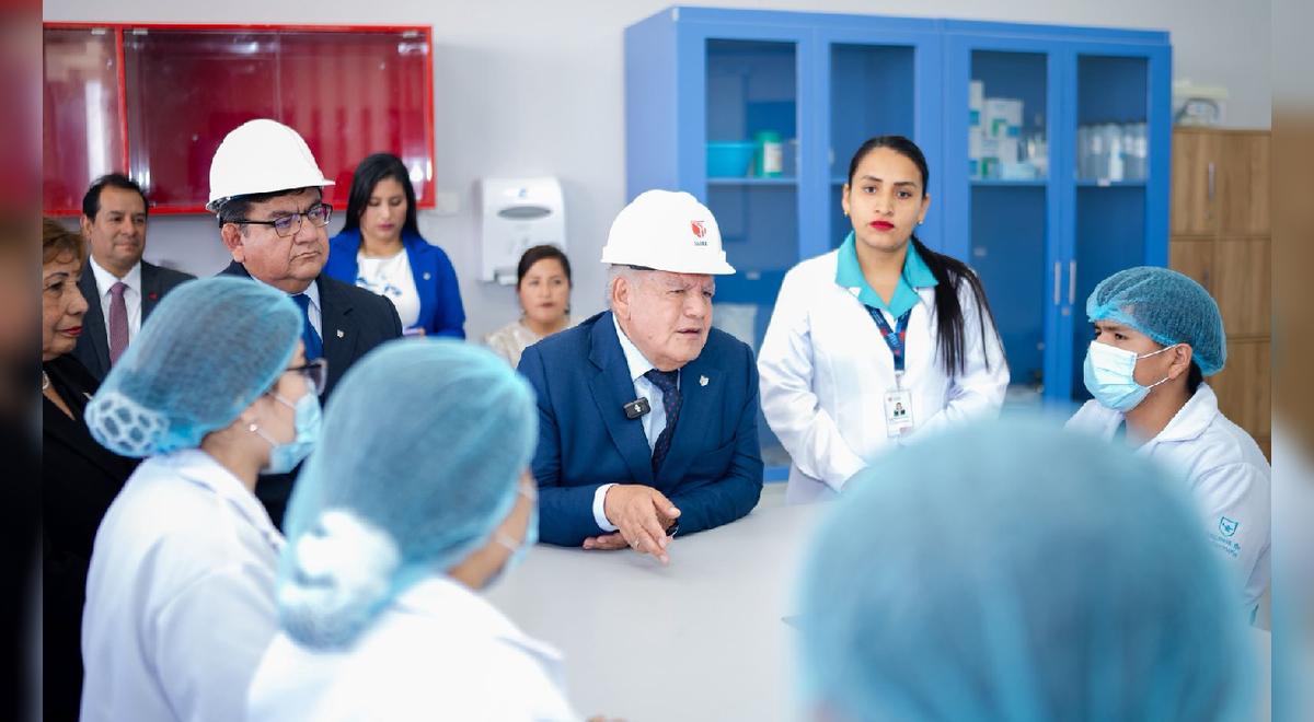 Dr. César Acuña inaugura laboratorio de neurodidáctica y anuncia nuevo edificio para Chimbote