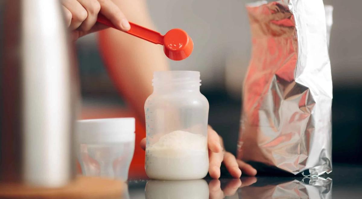 PELIGRO para bebés en Estados Unidos: RETIRAN fórmula infantil por temores de botulismo y padres entran en alerta máxima