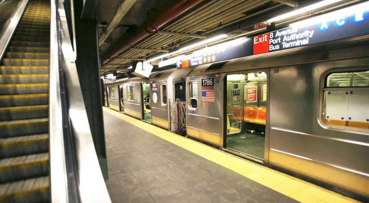 ATAQUE brutal en el metro: Hombre es apuñalado en Nueva York por pedir que bajen el volumen de una llamada