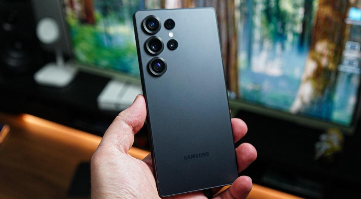 ¿Por qué comprar el iPhone 17 Pro si este Samsung de Titanio tiene cámaras de 200MP, chip Snapdragon y cuesta menos?