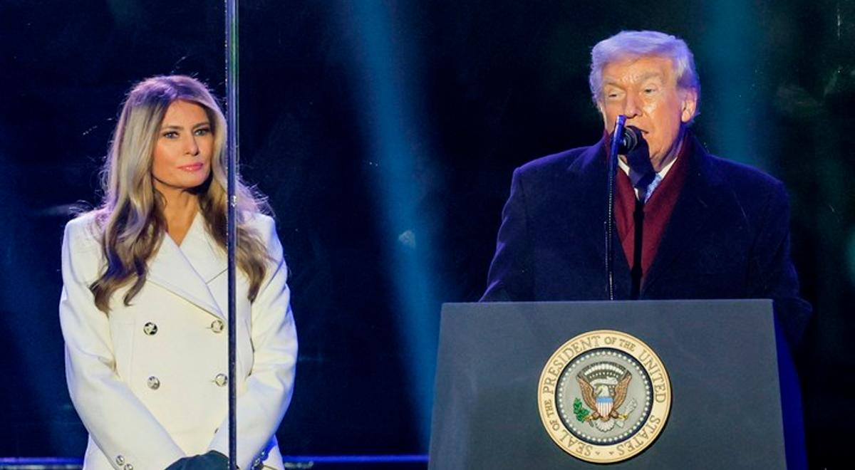 Donald Trump y Melania Trump encendieron el árbol de Navidad de la Casa Blanca: brindan mensaje religioso a través de vidrio blindado