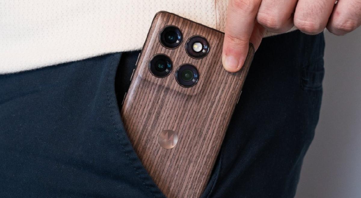 Este Motorola de 'madera' es tan potente como un iPhone y cuesta menos: chip GAMER, 12GB RAM, 512GB y cámaras 4K
