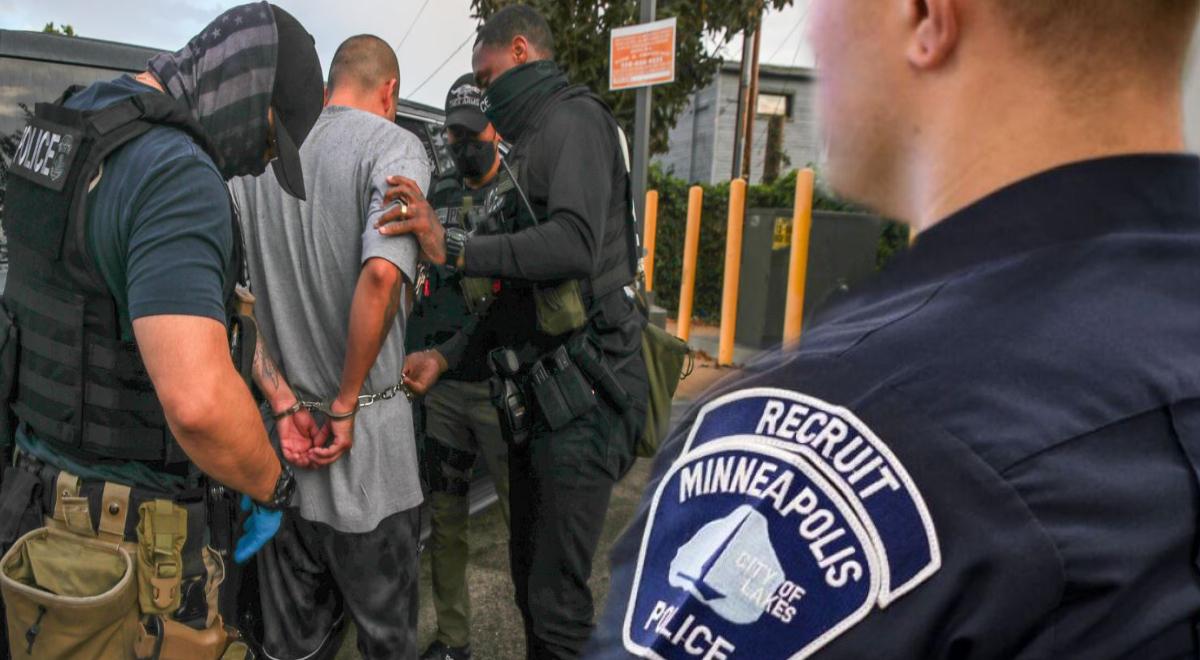 IMPERDONABLE lo de ICE en Minnesota! Detienen y apuntan con arma a policía fuera de servicio por "perfil racial" en Minneapolis