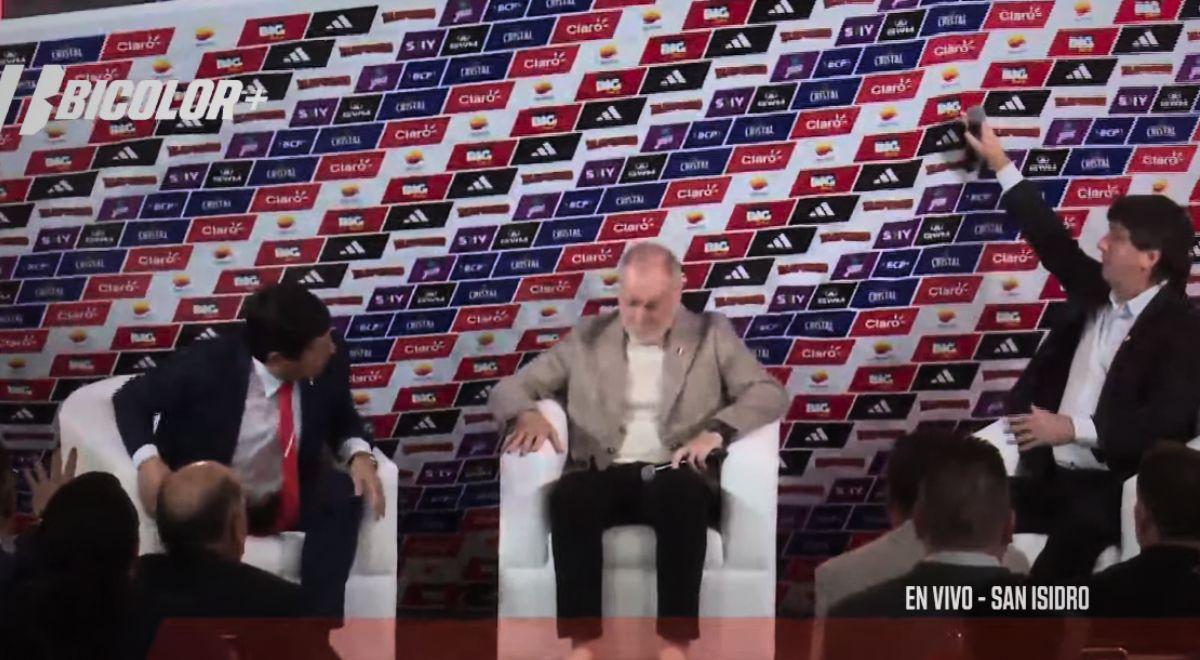 Banner casi se cae sobre Agustín Lozano, Jean Ferrari y Mano Menezes en medio de su presentación