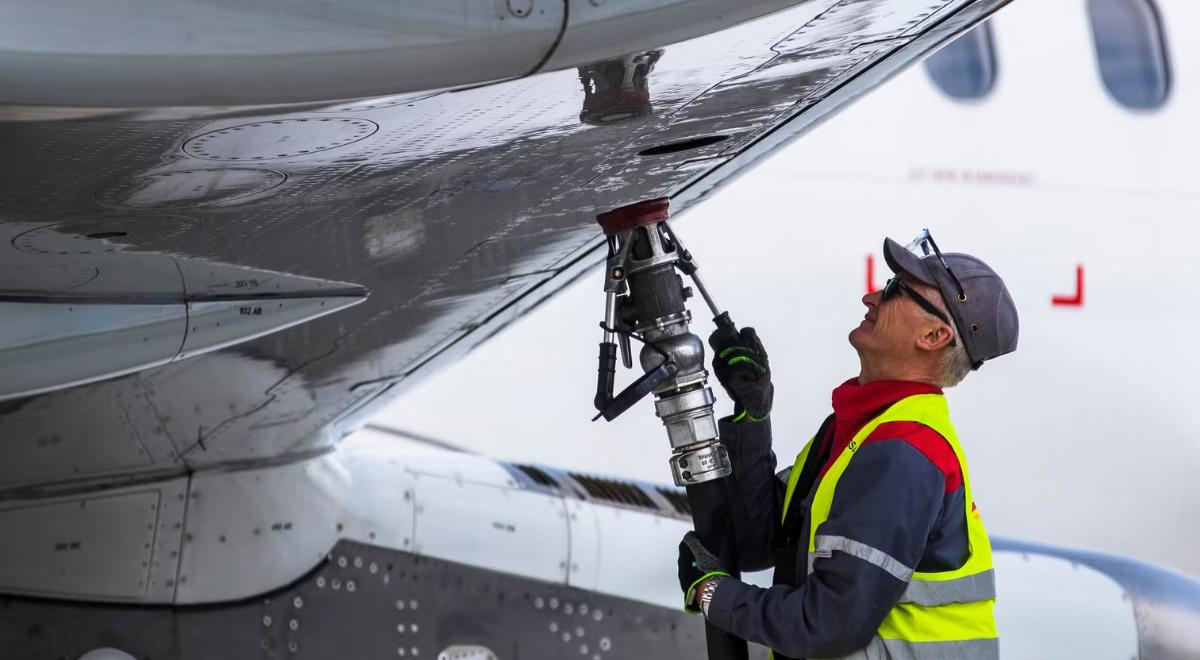 La crisis del petróleo se agrava por la Guerra entre Irán y EE.UU.; aerolíneas cancelan vuelos y suben precios