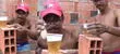 Albañil usa vaso de cerveza para asegurar el nivel correcto de los ladrillos en construcción