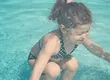Ilusiones ópticas: ¿La niña está debajo o encima del agua?