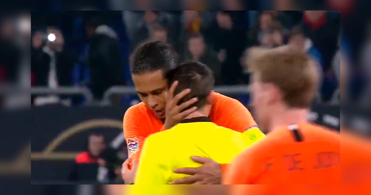 Virgil Van Dijk conmueve al consolar al árbitro del HolandaAlemania por la muerte de su madre