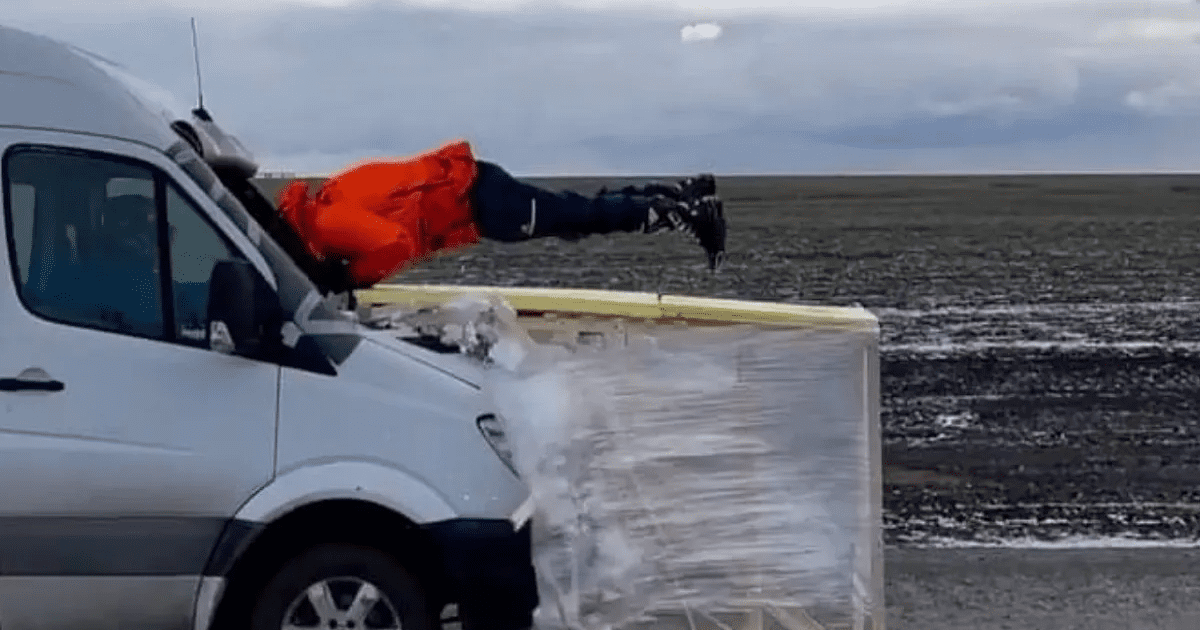 Conoce a Evgeny Chebotarev, el 'Superman ruso' que atraviesa autos a 80