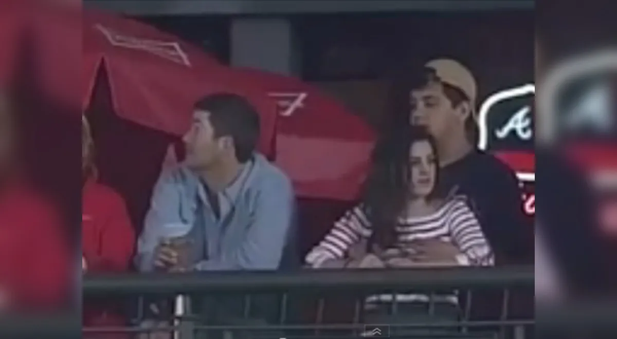 Insólito! Hincha manoseó senos a su novia en pleno partido [VIDEO]